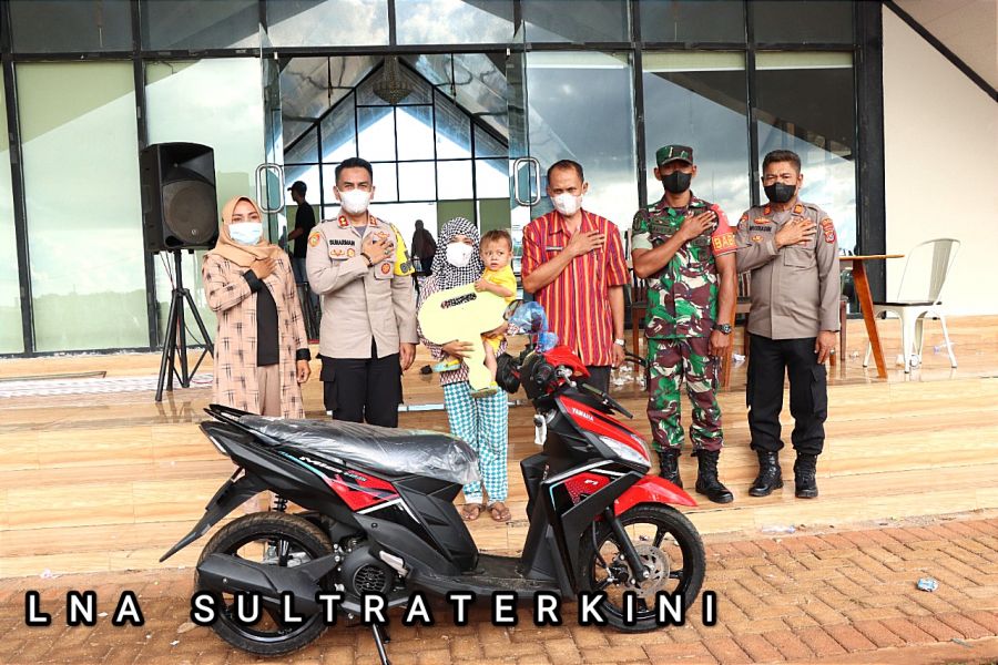 Kapolres Wakatobi Serahkan Pemenang Undian Doorprize Vaksinasi