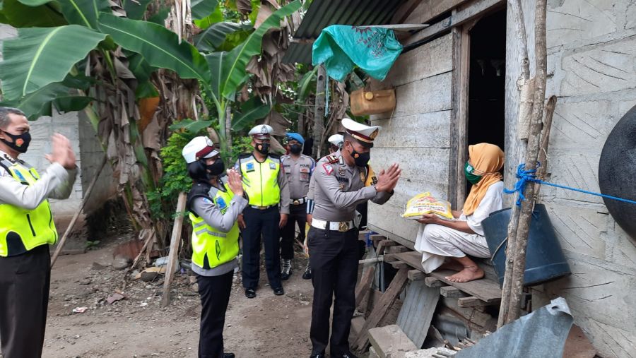 Polres Wakatobi Gelar Operasi Patuh 2021 Sembari Bagikan Bansos Kepada Masyarakat Tidak Mampu