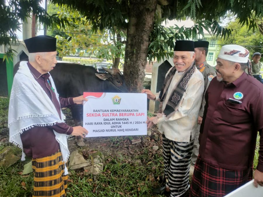 Sekda Sultra dan Ketua DPRD Serahkan Bantuan Kurban dari Presiden