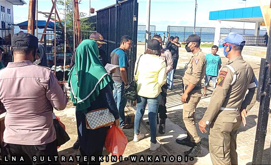 KKUP Wakatobi Join Dengan Kepolisian dan Pemkab Wakatobi Periksa Sertifikat Vaksin-19